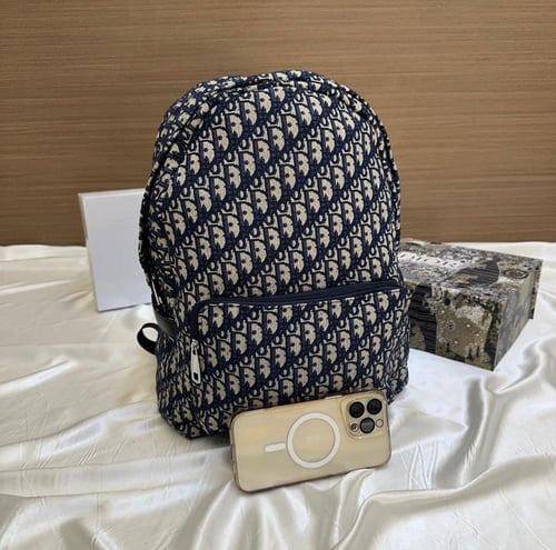 شنطة ظهر من ديور