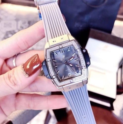 ساعة هوبلت نسائي زركون