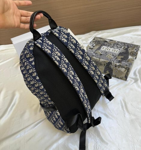 شنطة ظهر من ديور