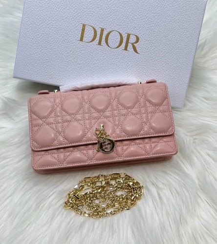 شنطة ديور مطفي قفل ذهبي