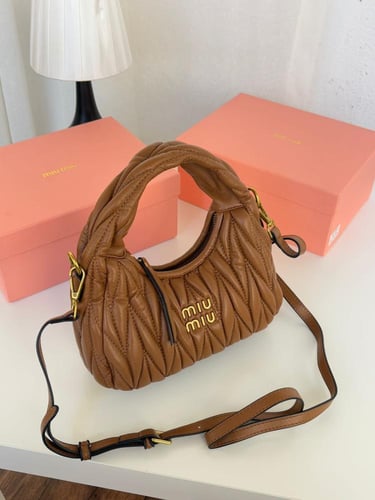 شنطة ميو ميو هوبو