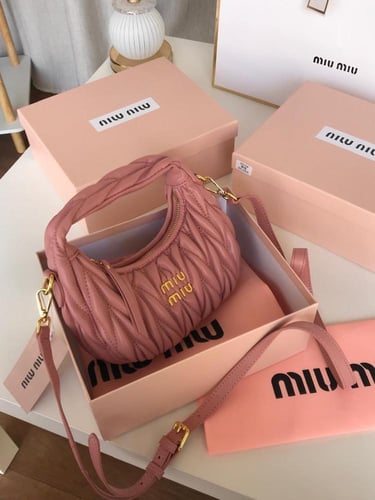 شنطة ميو ميو هوبو