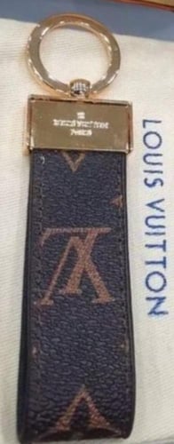 ميدالية لويس فيتون مع الملحقات