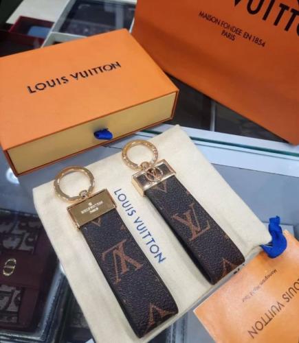 ميدالية لويس فيتون مع الملحقات