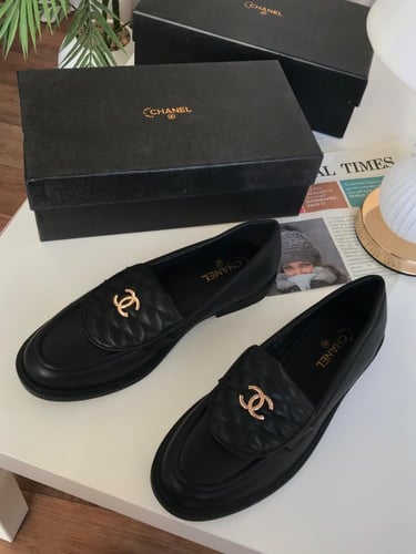 حذاء شانيل كلاسيكي نادر