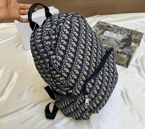 شنطة ظهر من ديور