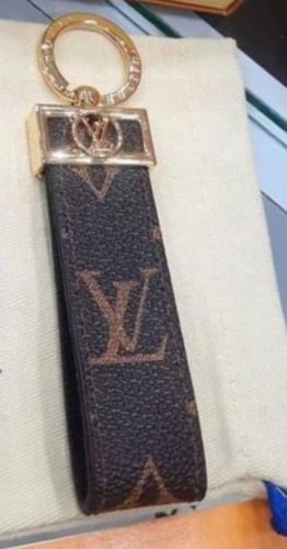 ميدالية لويس فيتون مع الملحقات