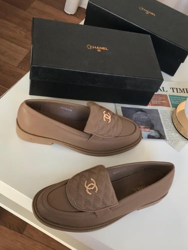 حذاء شانيل كلاسيكي نادر