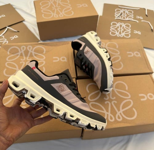 Loewe X On Cloudventure running Black