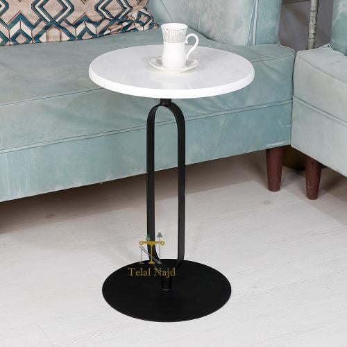 طاولة خدمة لون ذهبي بسطح خشب