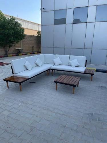 جلسة خارجية زاوية بإطار خشبي ومعدني – وسائد بيضاء