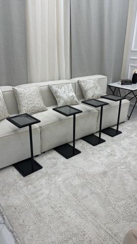 طقم طاولة خدمة 4 قطعه لون اسود سطح زجاج اسود شفاف