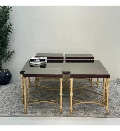 طقم طاولة ضيافة مع 4 خدمة لون ذهبي وبني مع سطح مرا...