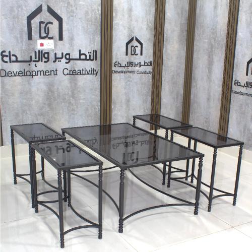 طقم طاولات إبداع زجاجي بهيكل معدني أسود مزخرف