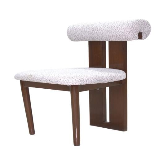 كرسي خشبي بتصميمه الفخم