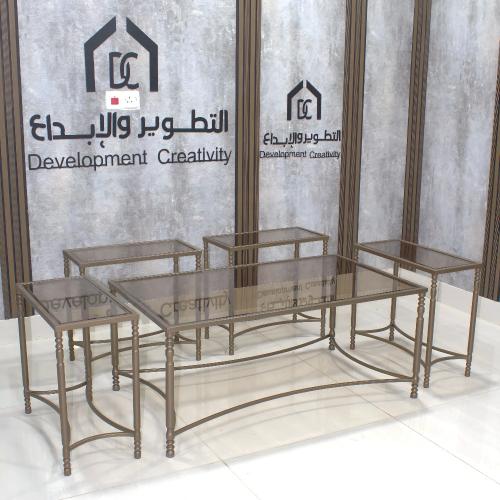 طقم طاولات زجاجي بهيكل معدني نحاسي مزخرف