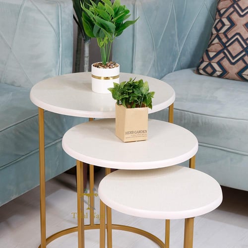 طقم طاولات خدمة لون ذهبي سطح خشب بيج