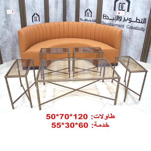طقم طاولة مع 4 خدمة لون نحاسي سطح زجاج بني