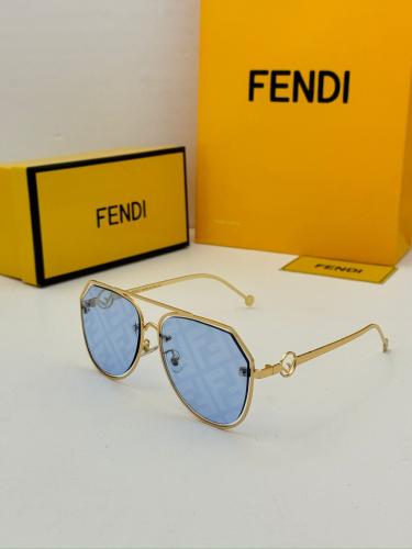 نظارة شمسية نسائية فندي