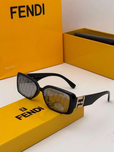 نظارة شمسية نسائية فندي