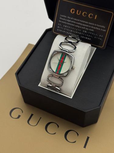 ساعة نسائية غوتشي - سوار فضي وميناء بيج غوتشي