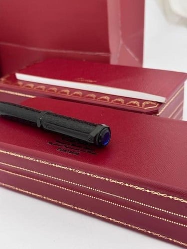 دومو كارتير قلم بفص كحلي غطاء