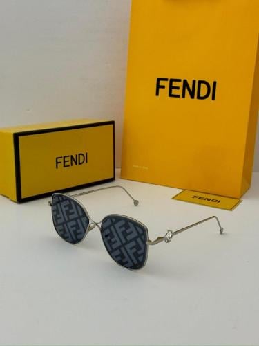 نظارة شمسية نسائية فندي