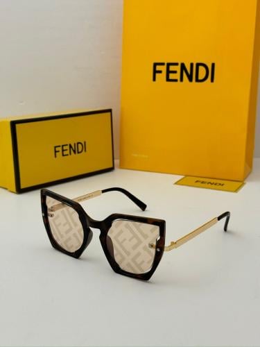 نظارة شمسية نسائية فندي