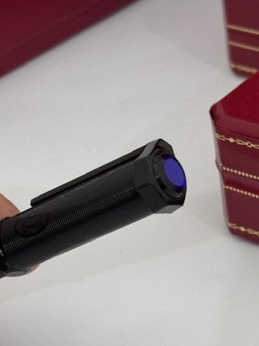 دومو كارتير قلم بفص كحلي غطاء