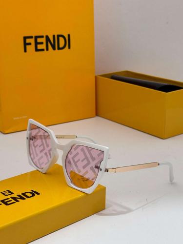 نظارة شمسية نسائية فندي