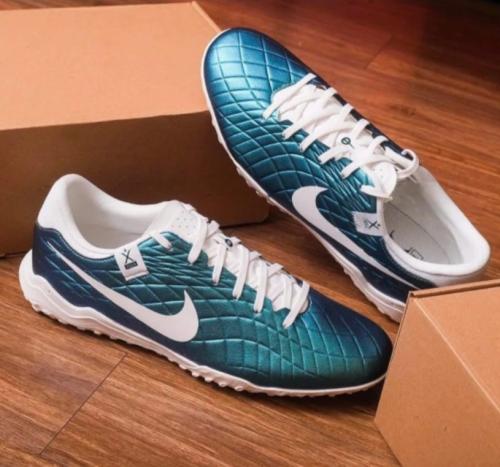 نايك تيمبو عشب صناعي