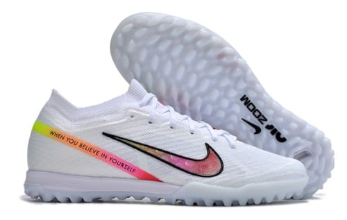 نايك ماركاريل عشب صناعي ابيض