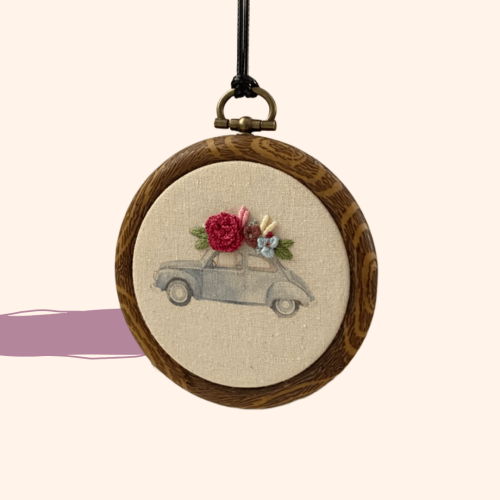 تعليقة بتصميم سيارة