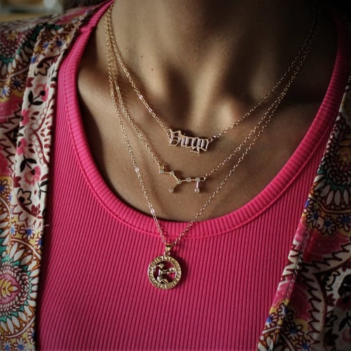 سلسال الابراج مكونة من ثلاث اشكال مختلفة مميزة بثل...