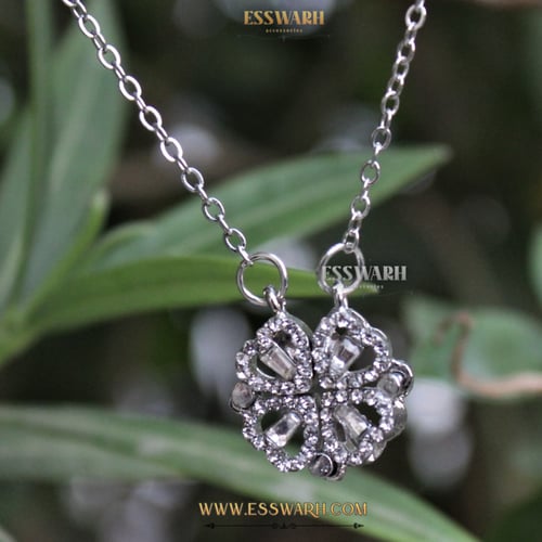 السلسال المميز بشكل ورقة شجر مكون من اربعة قلوب مم...