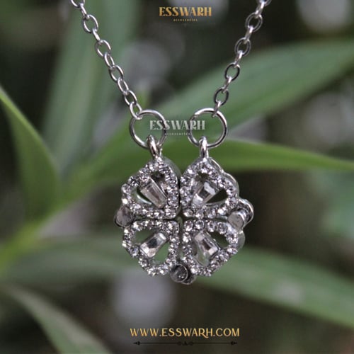 السلسال المميز بشكل ورقة شجر مكون من اربعة قلوب مم...