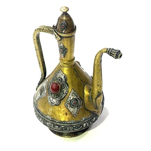 ابريق نحاسي مرصع ببعض القطع ) .. قطعة تراثية مميزة .