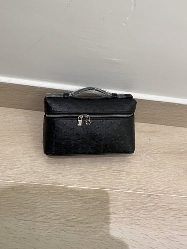 لورا باق - لون اسود جلد نعام