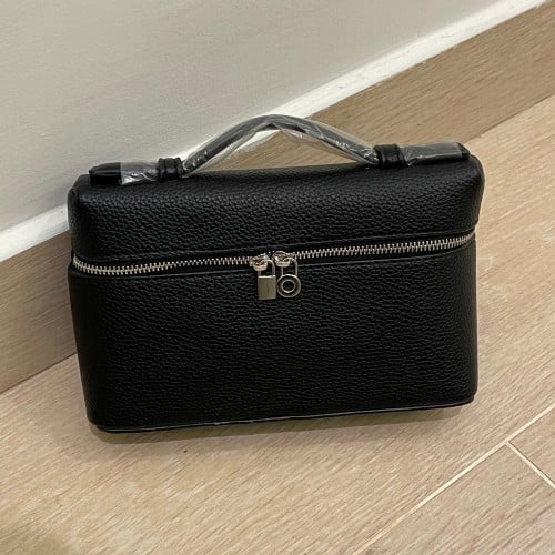 لورا باق - لون اسود