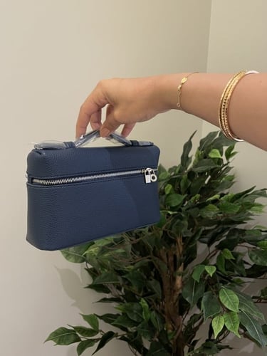 لورا باق - لون كحلي