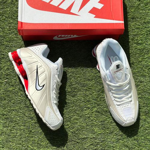 حذاء نايك شوكس R4 الرياضي