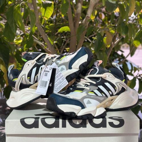 حذاء أديداس ديلوكس رياضي