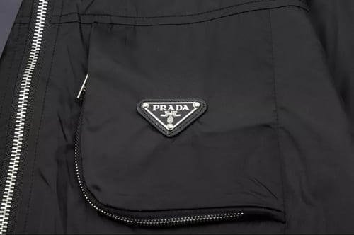 جاكيت برادا أسود