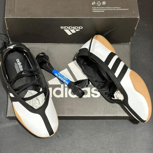 ‏حذاء أديداس نسائي