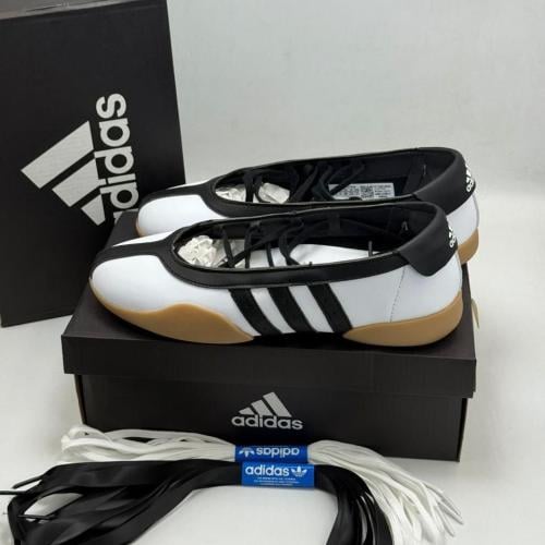 ‏حذاء أديداس نسائي