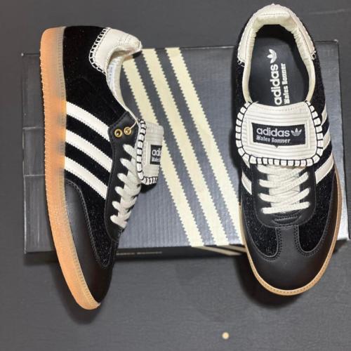 حذاء اديداس