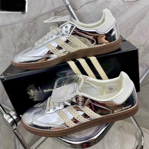 حذاء اديداس