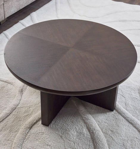 طاولة قهوة وسط قشر جوز