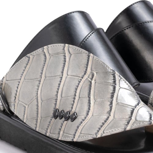 حذاء شرقي رمادي مع أسود نقشة التمساح