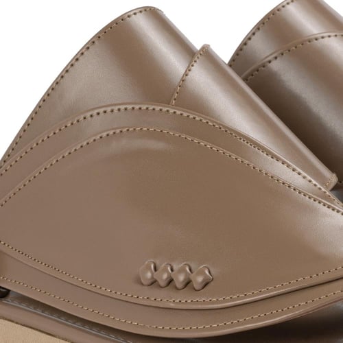 حذاء شرقي بيج غامق سادة